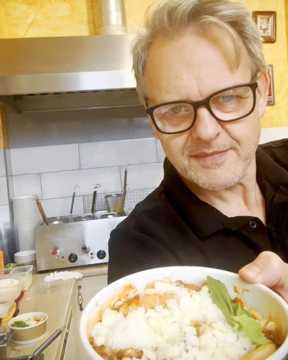 Właściciel Pasta Fresca z porcją świeżego makaronu w kuchni lokalu